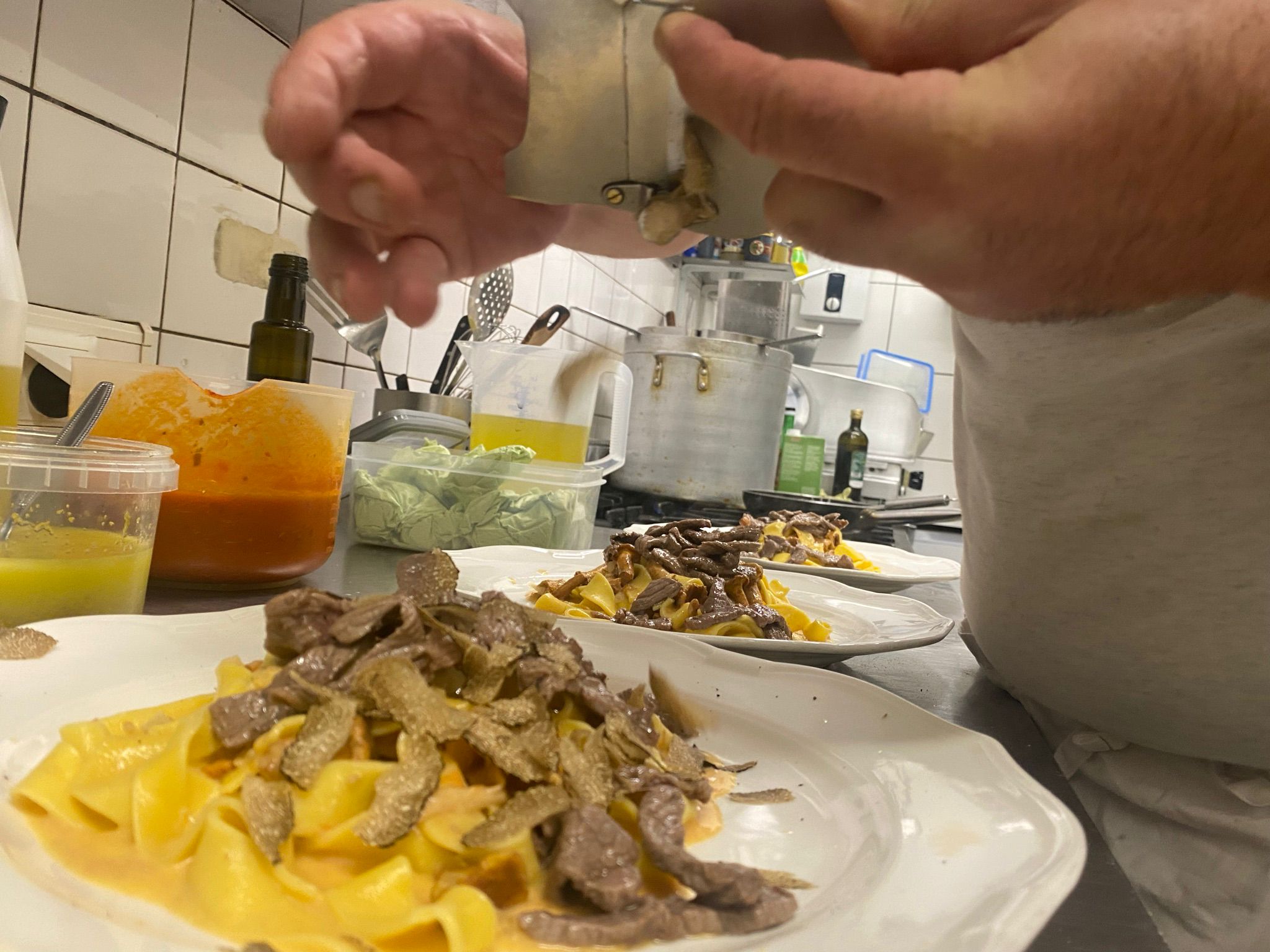 Trüffel wird über Pasta gehobelt