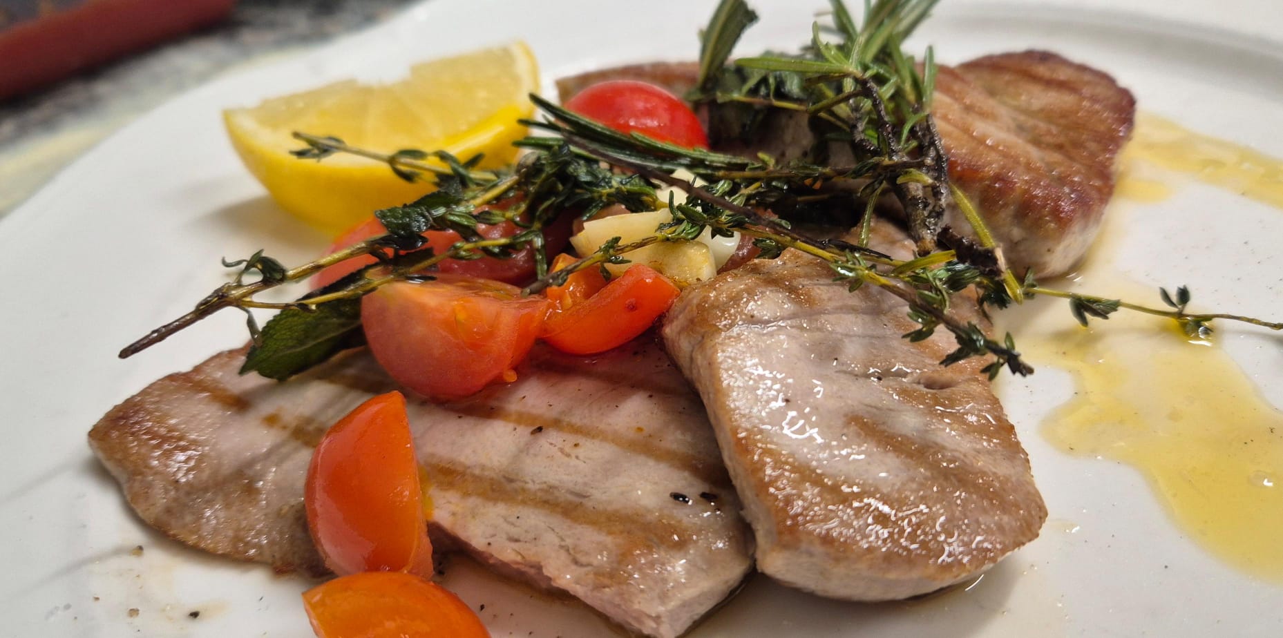 Thunfischsteak mit Tomaten und Kräutern